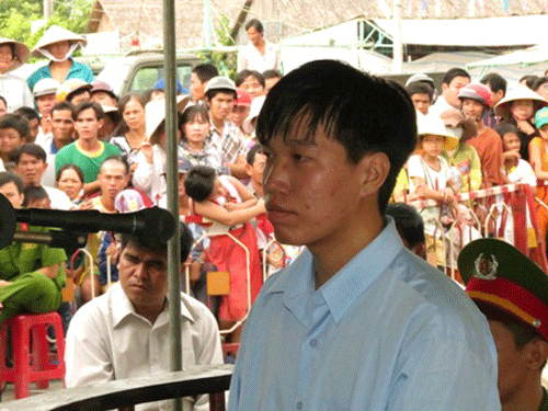 Ngày 3/8/2012, TAND tỉnh Đồng Tháp đã mở phiên tòa lưu động tại khu dân cư ấp Mỹ Tây 2 (thuộc xã Mỹ Quý, huyện Tháp Mười), xét xử vụ án và tuyên bị cáo Trần Thanh Chí tử hình về tội giết người, 3 năm tù về tội cướp tài sản, 4 năm tù về tội hiếp dâm. Tổng hình phạt là tử hình. Bên cạnh đó, bị cáo phải bồi thường chi phí mai táng và tổn thất tinh thần cho gia đình bị hại là 99 triệu đồng.