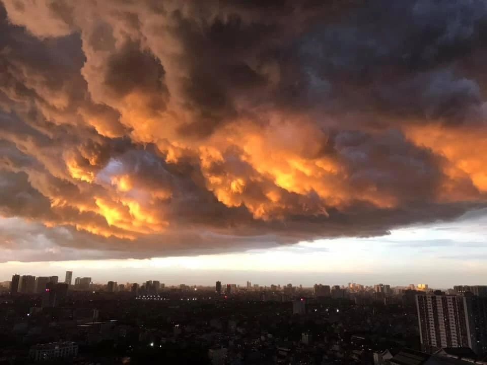 Bầu trời đen kịt bao phủ Hà Nội trước và trong cơn mưa dông