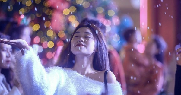 Người Hà Nội đổ ra đường đón Giáng sinh sớm trong cái lạnh 10 độ