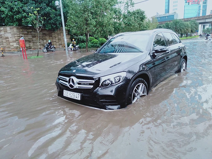 Đường phố Hà Nội biến thành "sông" sau mưa lớn, hàng loạt ô tô chết máy