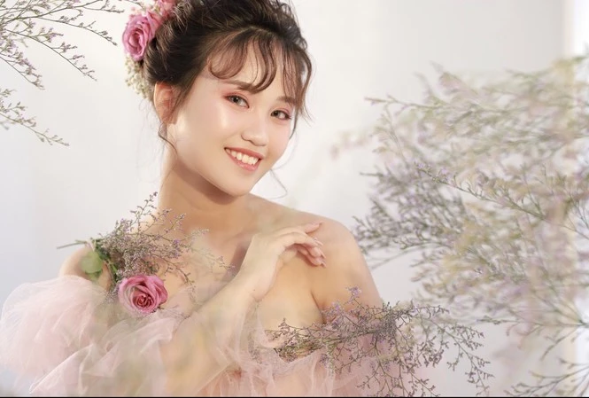 Vẻ đẹp tỏa sáng của nữ sinh 19 tuổi vùng sông nước