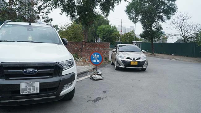 Ô tô đỗ đầy vỉa hè, lòng đường: "Trách nhiệm CA phường Mễ Trì ở đâu?"