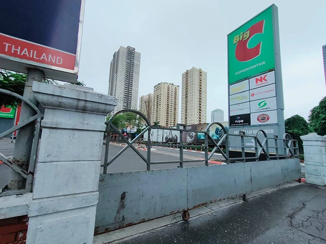 Big C Thăng Long “cửa đóng then cài” vắng lặng do COVID-19
