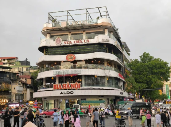 Tiểu thương hối hả chuyển đồ đạc khỏi tòa nhà “Hàm cá mập”