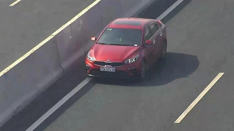 Video: Tài xế ngang nhiên chạy ngược chiều trên cao tốc Hà Nội - Hải Phòng