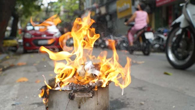 Vỉa hè Hà Nội đỏ rực lửa đốt vàng mã ngày rằm tháng Giêng