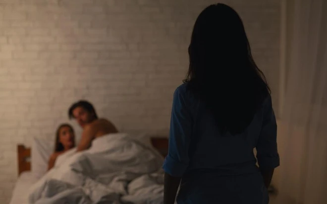 Quan hệ ngoài vợ ngoài chồng... loạt cán bộ trả giá đắt 