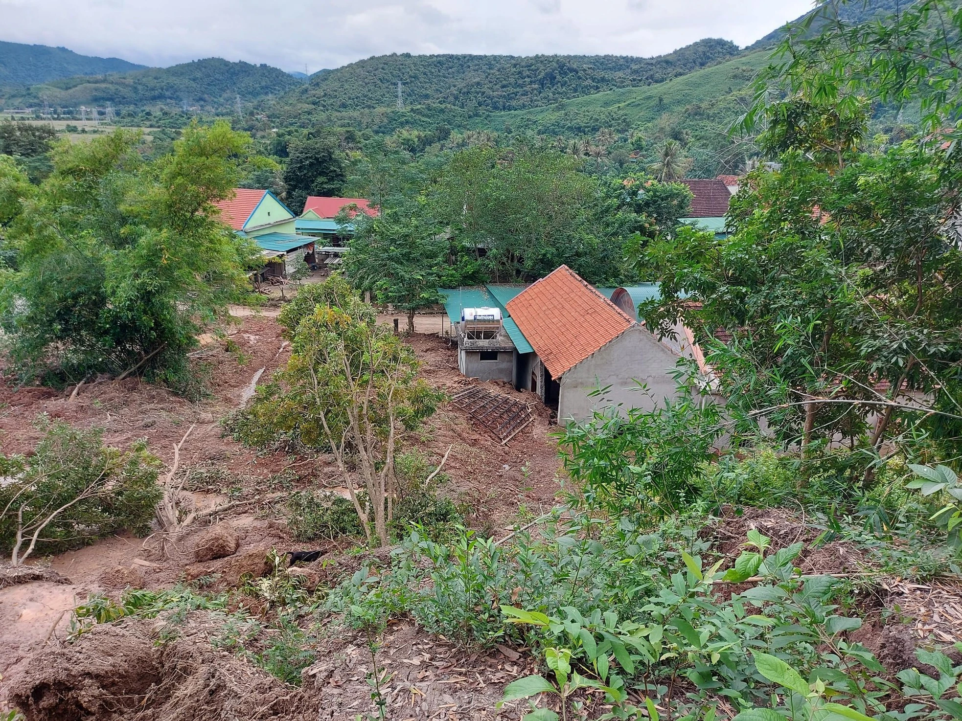 Núi lở làm sập nhà dân ở huyện miền núi Nghệ An