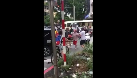 Video: 2 người đàn ông bỏ xe máy lẫn ôtô, “boxing” giữa ngã tư
