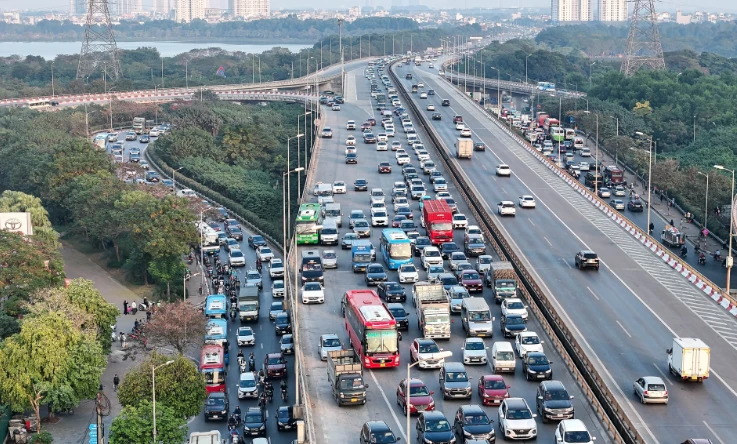 Ô tô ùn kéo dài trên cao tốc Pháp Vân - Cầu Giẽ sau nghỉ Tết Dương lịch