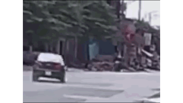 Video: Kinh hoàng ôtô phóng tốc độ cao, tông văng bé trai lên nóc nhà