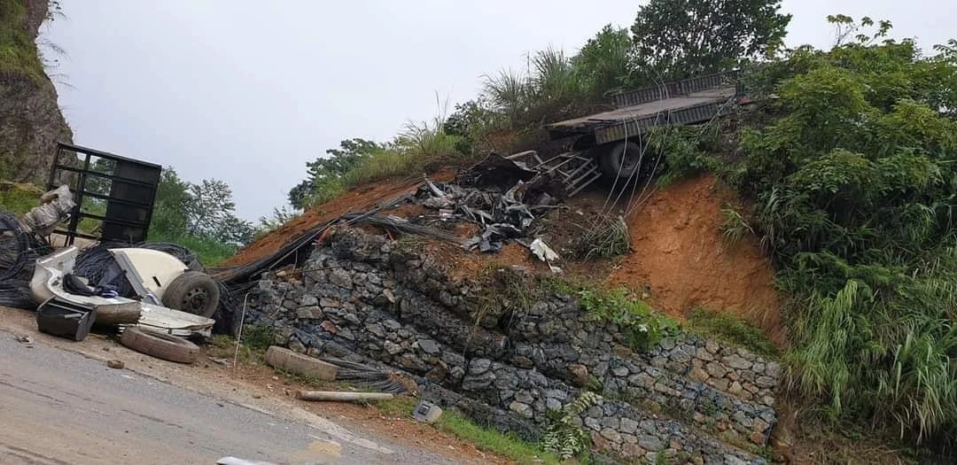 Xe đầu kéo bốc cháy trên đèo, lái xe tử vong