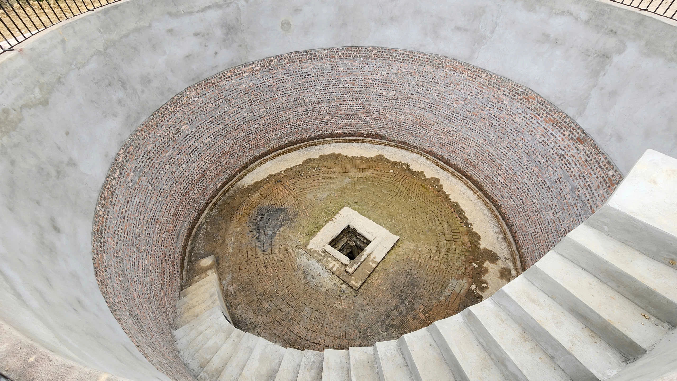 Cận cảnh giếng cổ xếp gỗ xoắn ốc độc đáo ở Bắc Giang