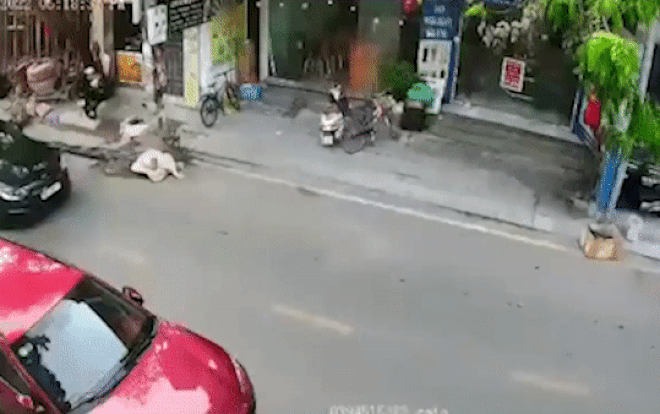 Vật liệu để chình ình giữa lòng đường thành "bẫy tử thần" Vat lieu de chinh inh giua long duong thanh