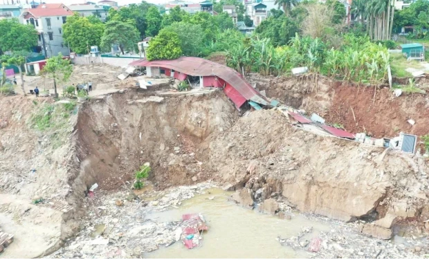 Cận cảnh bờ sông Đuống bị sạt lở