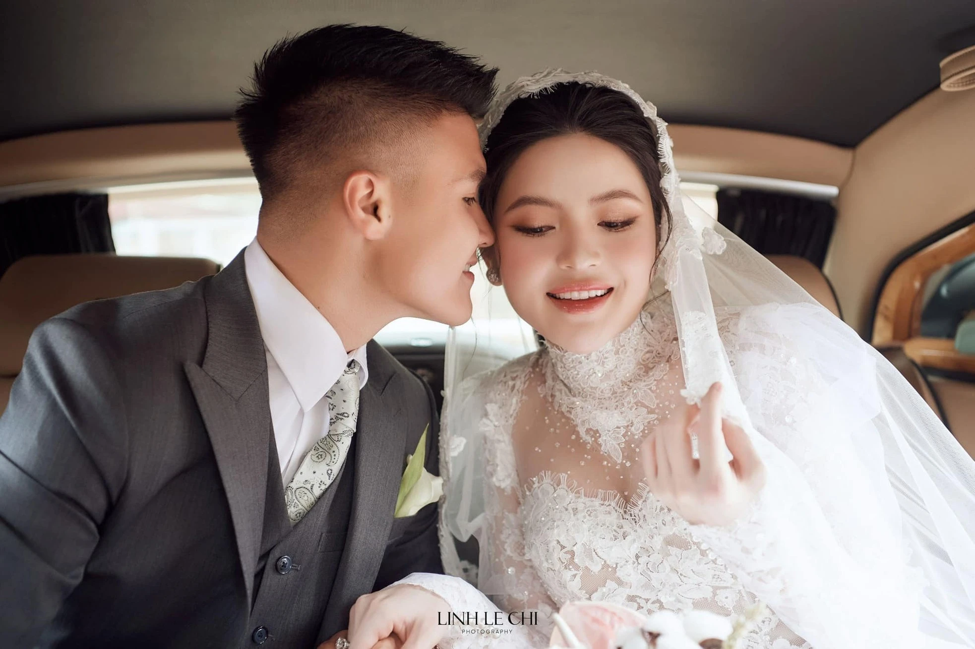 Cô dâu của Quang Hải thay 4 mẫu váy cúp ngực trong ngày cưới 