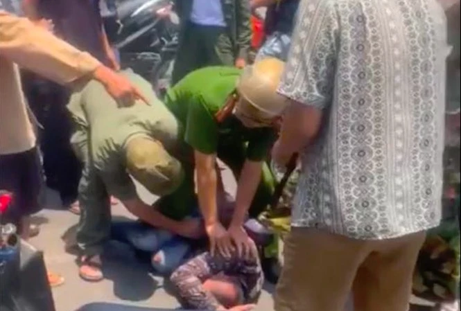 Hà Nội: Bắt đối tượng trộm xe máy SH xịt hơi cay vào mặt công an khi bị truy đuổi