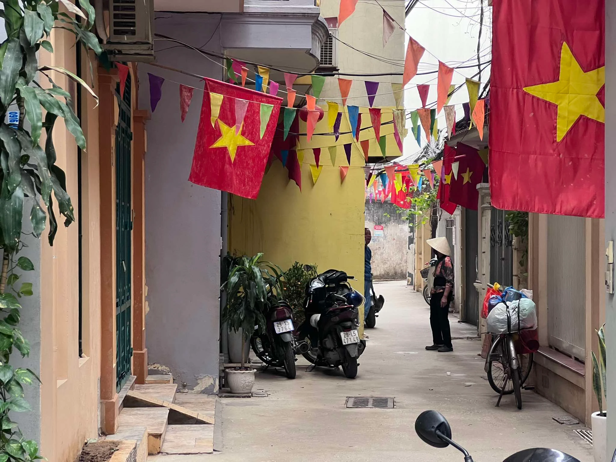 Cận cảnh nhà xuất hiện hàng loạt vết nứt sau sự cố đào ngầm metro