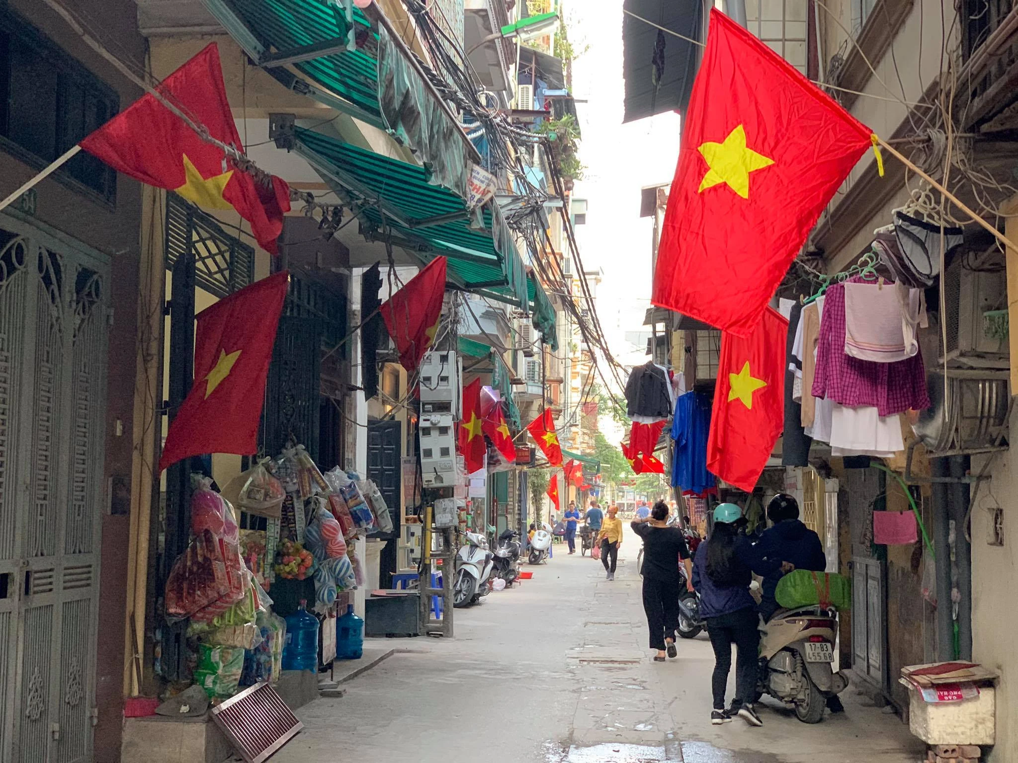 Phố phường Hà Nội rợp cờ chào mừng đại lễ 30/4