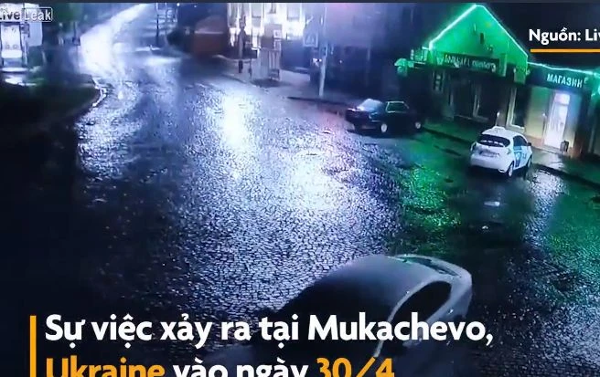 Video: Ôtô đâm mạnh vào vòng xuyến vì tài xế mất kiểm soát