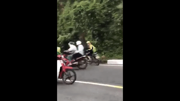Video: 'Quai xe' thi nhau boc dau xe may, tu gay tai nan