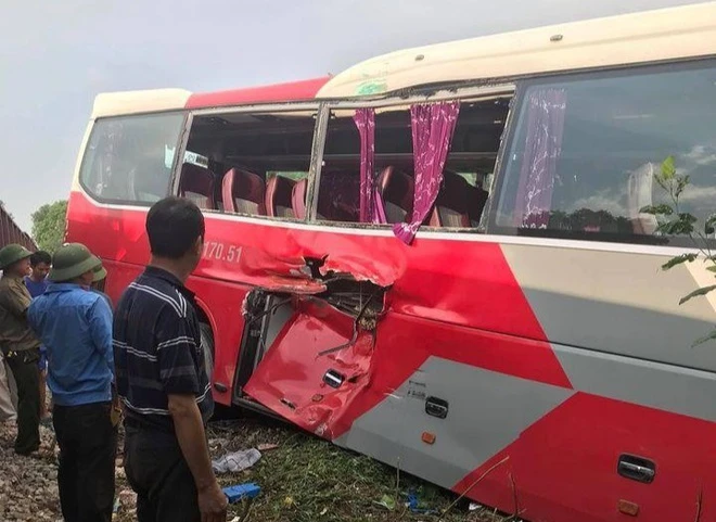 Tàu hỏa va chạm với xe đưa đón học sinh 45 chỗ, nhiều em hoảng loạn