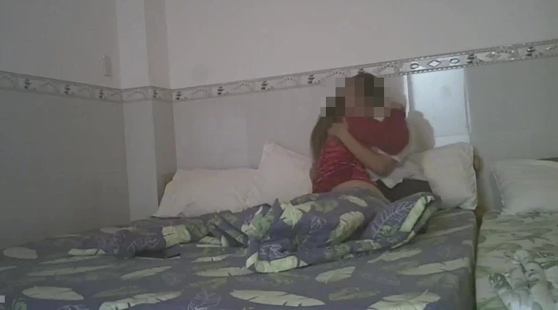 Cán bộ trợ lý nghi ở cùng phòng vợ người khác, “sướng 1 tý”, hận cả đời