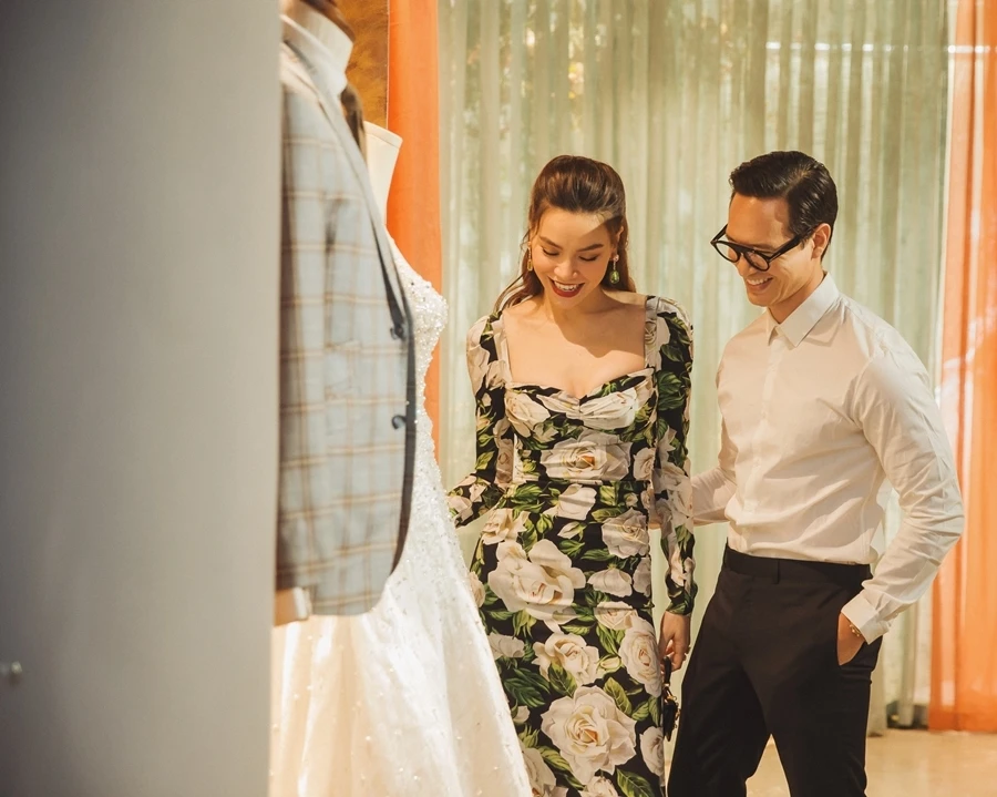 Hồ Ngọc Hà sóng đôi cùng Kim Lý ngồi xem Lệ Quyên diễn thời trang