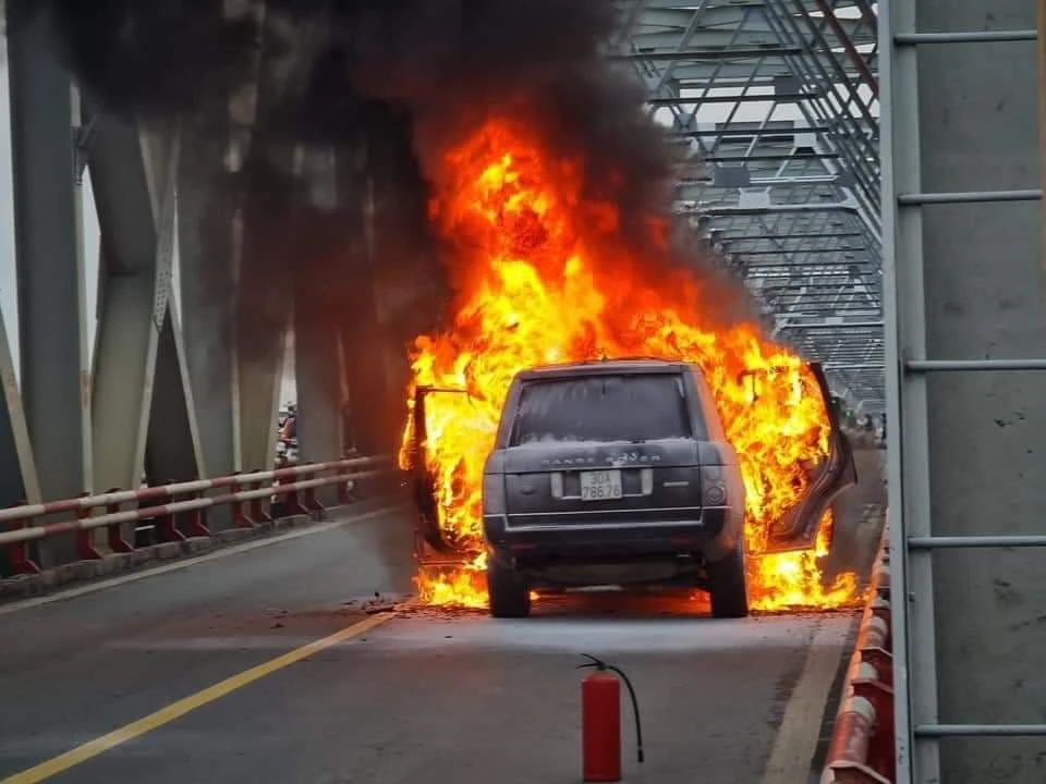 Xe Range Rover bốc cháy trơ khung trên cầu Chương Dương
