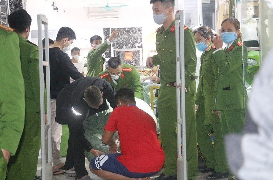 Khám xét shop bạo hành, cắt tóc nữ sinh lấy trộm váy ở Thanh Hóa