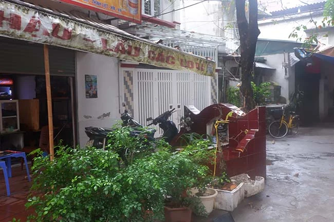 Con phố duy nhất ở Hà Nội bị siết chặt giữa “vòng vây” mồ mả