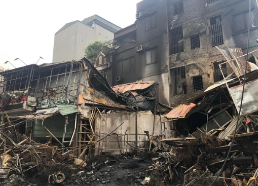 Hà Nội: Hỏa hoạn thiêu rụi 7 căn nhà trên phố Nguyễn Hoàng 