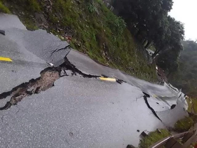 Quốc lộ 12A ở Quảng Bình bị biến dạng, nứt gãy như động đất