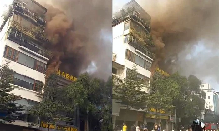 Hà Nội: Nhà 2 tầng bốc cháy, lửa lan sang phòng giao dịch ngân hàng