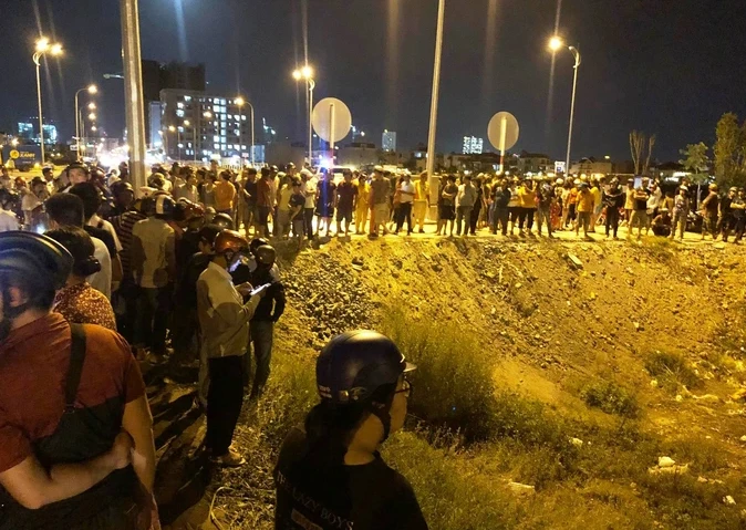 Con trâu đực cào chân xuống đất tố tội ác kinh hoàng trong bụi rậm