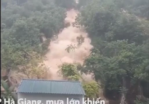 Video: Kinh hoàng cảnh đồi sạt, lũ cuồn cuộn đổ về Hà Giang