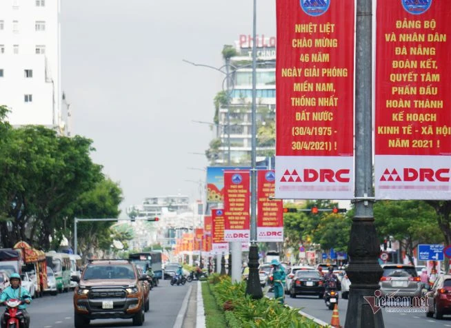 Mừng đại lễ 30/4, đường phố Đà Nẵng rợp sắc đỏ