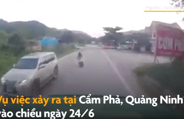 Video: Vượt thiếu quan sát, thanh niên đi xe máy suýt bị container "nuốt chửng"