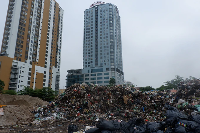 “Núi rác” thải bốc mùi hôi thối nằm trong bãi giữ xe "khủng" giữa quận Cầu Giấy