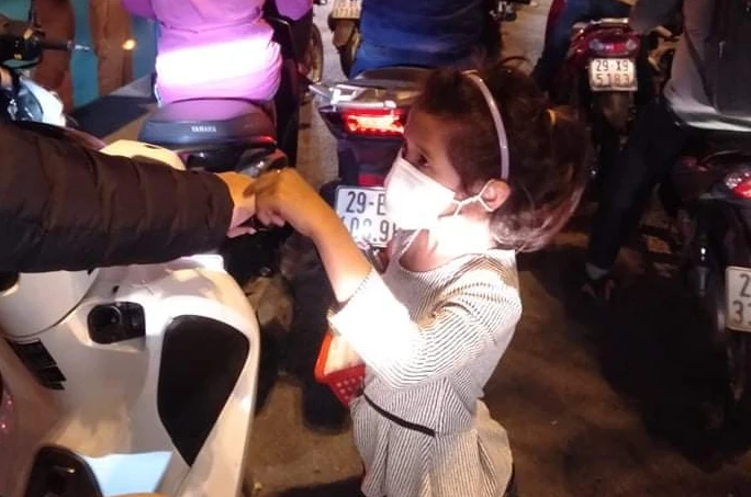 “Đội lốt” hàng rong, “biệt đội” ăn xin nhí chèo kéo khách ở Hà Nội