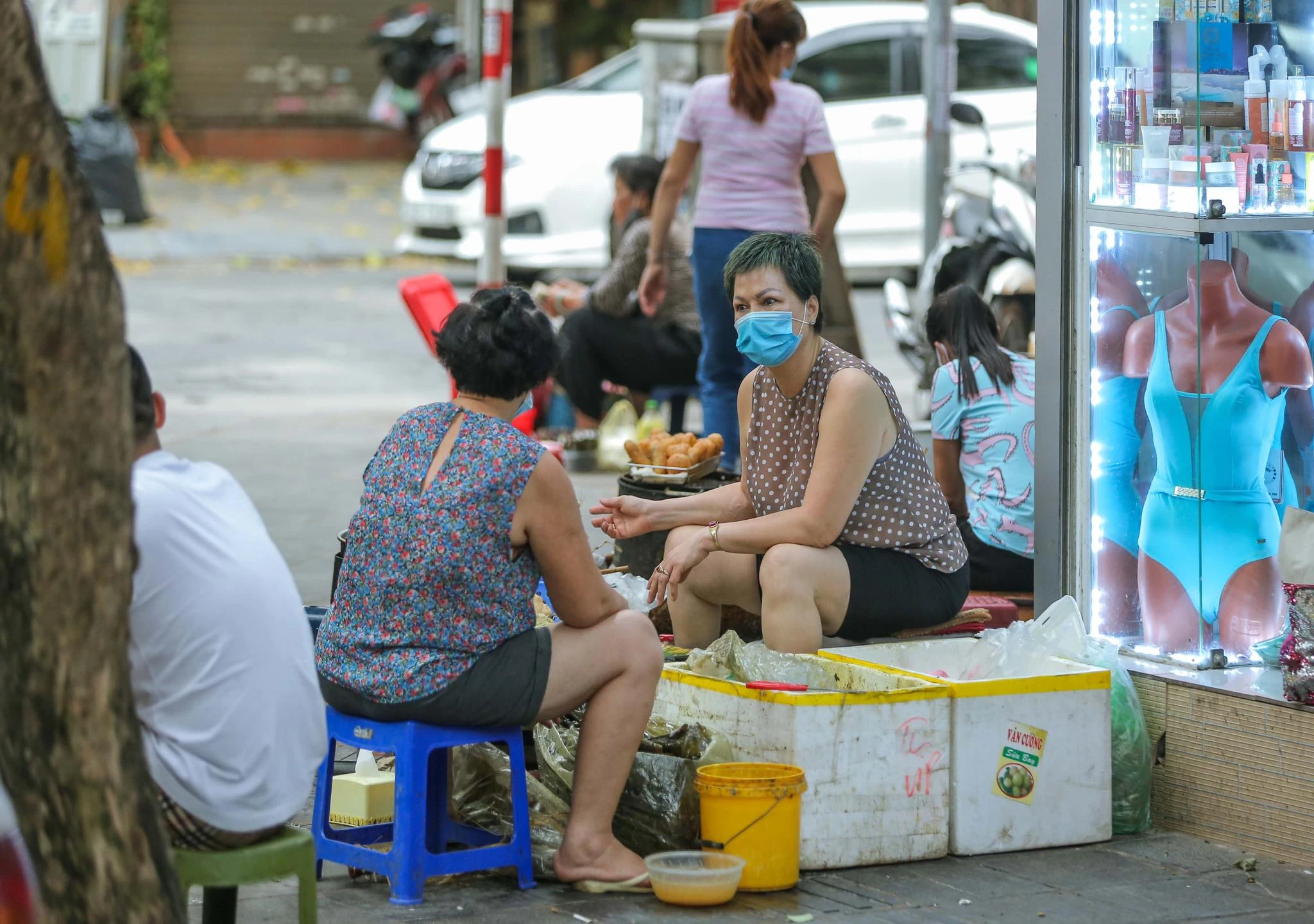 Bất chấp lệnh cấm, hàng quán vỉa hè vẫn ngang nhiên hoạt động 