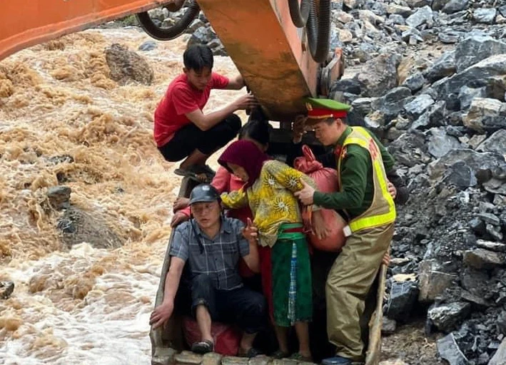 Chân dung thượng úy công an cứu người giữa dòng nước lũ ở Hà Giang