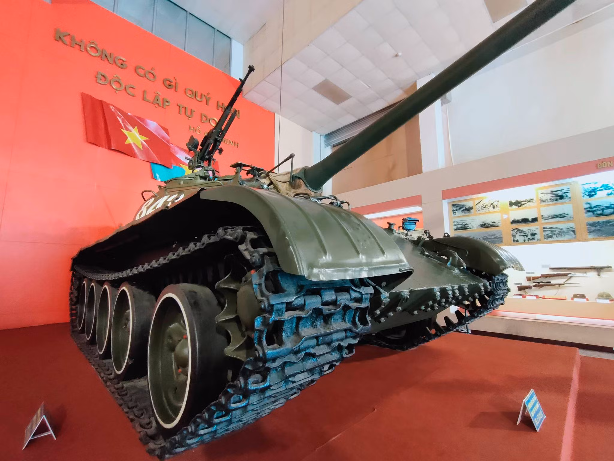 Chiếc xe tăng húc đổ cổng phụ Dinh Độc Lập trong ngày 30/4/1975 giờ ra sao?