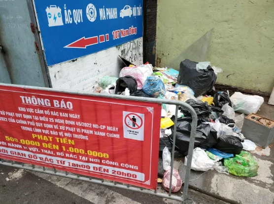 Biển cấm “có như không”, người dân vẫn bất chấp đổ rác