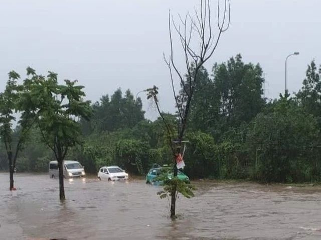 Đại lộ Thăng Long ngập như sông, nhiều ô tô xe máy “bì bõm“