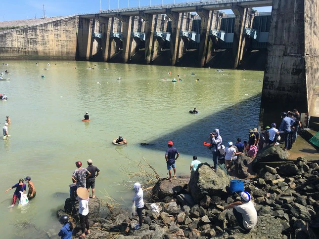 Vì sao hàng trăm người dân mò mẫm ở đập thủy điện Trị An?