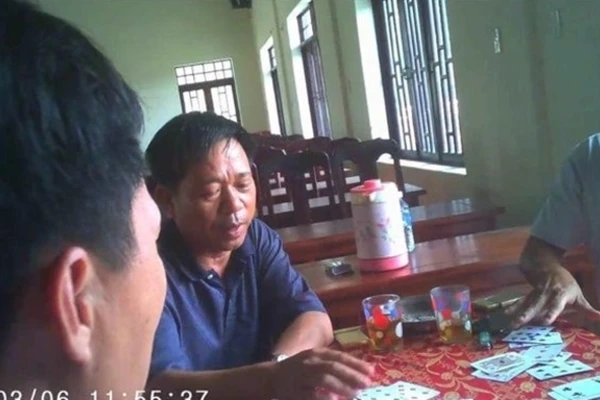 Bí thư phường đánh bài ở cơ quan: Còn quan nào biến trụ sở thành “sòng bạc“? 