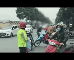 Video: Va chạm nhẹ, 2 tài xế lao vào đánh nhau chảy máu đầu