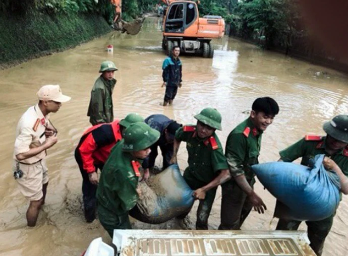 Xúc động hình ảnh các cán bộ chiến sĩ cứu nạn lũ lụt