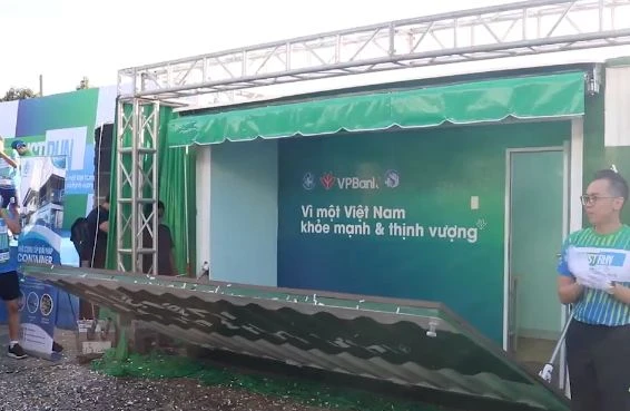 Video: “Hô biến” container thành phòng khám lưu động phục vụ công nhân